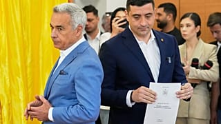 Calin Georgescu accanto al candidato presidenziale George Simion mentre esprimono il loro voto nel primo turno delle elezioni presidenziali a Mogosoaia, Romania, 4 maggio 2025