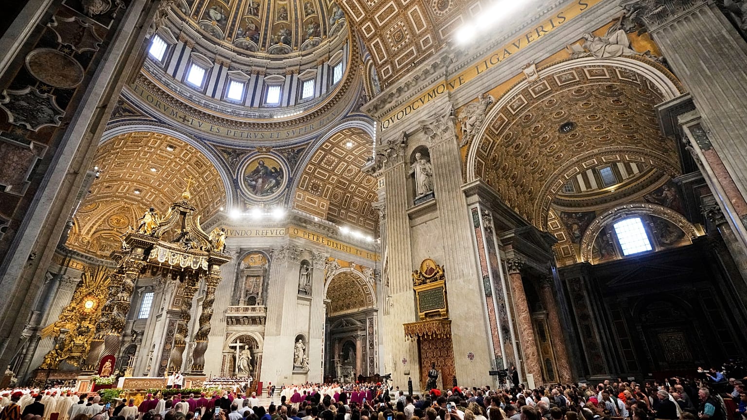 Les cardinaux assistent à une messe lors du dernier des neuf jours de deuil du pape François, dans la basilique Saint-Pierre au Vatican, le dimanche 4 mai 2025