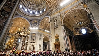 Les cardinaux assistent à une messe lors du dernier des neuf jours de deuil du pape François, dans la basilique Saint-Pierre au Vatican, le dimanche 4 mai 2025