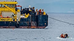 Das schwimmende Mehrzweck-Arbeitsschiff Hebo Lift 2 überwacht das Meer vor Porticello in der Nähe von Palermo, Sizilien, Italien, Sonntag, 4. Mai 2025.