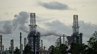 ARCHIVO - La refinería de petróleo Marathon Garyville en Reserve, La., se ve el lunes 7 de abril de 2025.