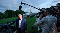 Präsident Donald Trump spricht mit Reportern, nachdem er von der Marine One auf dem Südrasen des Weißen Hauses in Washington gelandet ist, Sonntag, 4. Mai 2025.