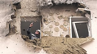 محقق ينظر إلى الأضرار التي لحقت بمبنى سكني حيث سقطت طائرة مسيرة أوكرانية في قرية سابرنوفو خارج موسكو، روسيا، يوم الثلاثاء 11 مارس 2025