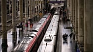 Comboios são fotografados nas suas plataformas na estação ferroviária de Madrid, Espanha, segunda-feira, 5 de maio de 2025.