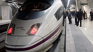 Φωτογραφία αρχείου ενός τρένου υψηλής ταχύτητας σε σταθμό. 