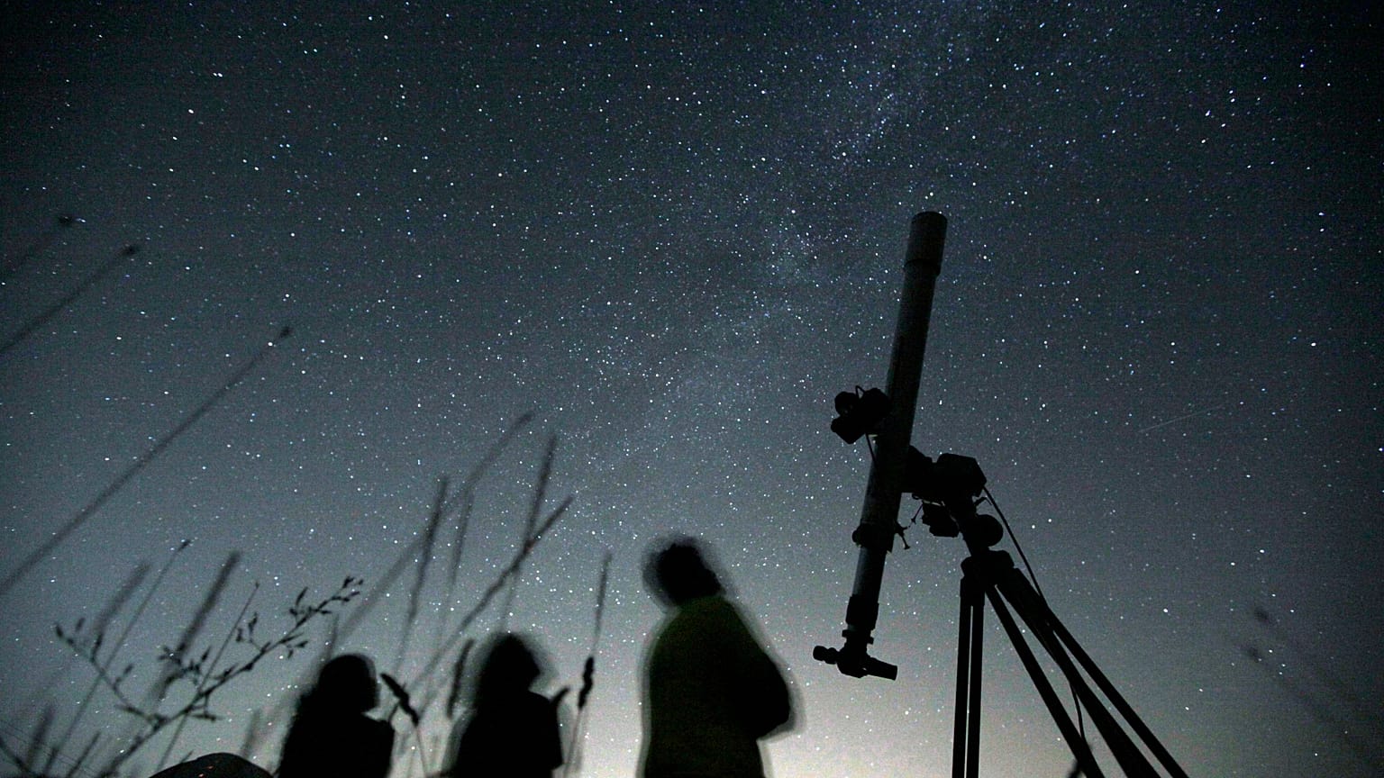 Los astrónomos observan el cielo nocturno en busca de la lluvia de meteoros Perseidas en un observatorio cerca del pueblo de Avren, Bulgaria, el 12 de agosto de 2009.
