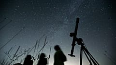 Los astrónomos observan el cielo nocturno en busca de la lluvia de meteoros Perseidas en un observatorio cerca del pueblo de Avren, Bulgaria, el 12 de agosto de 2009.