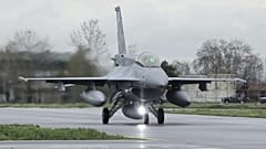 Az egyik Bulgáriának áprilisban szállított új F-16-os vadászgép