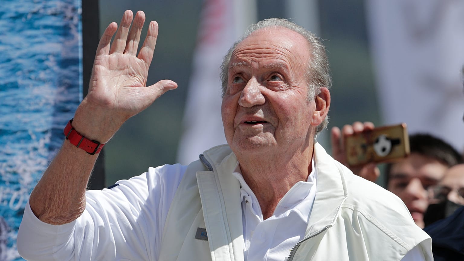 El rey emérito de España, Juan Carlos, saluda antes de una recepción en un club náutico antes de un evento náutico en Sanxenxo, noroeste de España, el 20 de mayo de 2022.