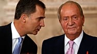  El rey Juan Carlos I y el entonces príncipe heredero, Felipe de Borbón, antes de firmar la ley de abdicación en el Palacio Real de Madrid, el 18 de junio de 2014.