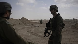 Izraeli katonák az egyiptomi határ közelében, a Gázai övezetben