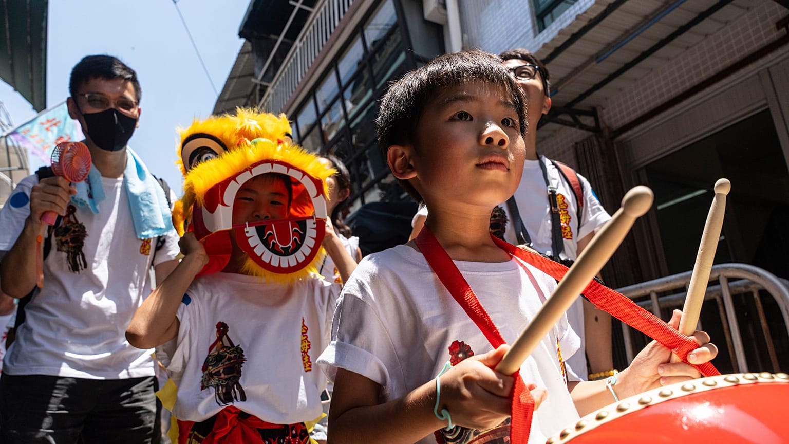FOTO DE ARCHIVO - Participantes toman parte en el Desfile Piu Sik en el Festival Bun en la isla de Cheung Chau en Hong Kong, el miércoles 15 de mayo de 2024