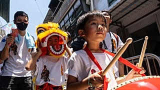 FOTÓ - Résztvevők vesznek részt a Piu Sik felvonuláson a Bun Fesztiválon a Cheung Chau szigeten Hongkongban, 2024. május 15-én, szerdán.
