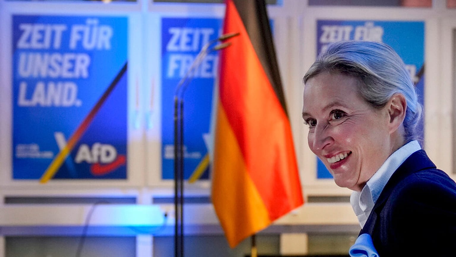 Alice Weidel, colíder de la ultraderechista Alternativa para Alemania (Afd) sonríe en la sede del partido AfD en Berlín, Alemania, el domingo 23 de febrero de 2025.