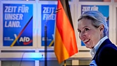 Aşırı sağcı Almanya için Alternatif (Afd) partisinin eş lideri Alice Weidel, 23 Şubat 2025 Pazar günü Almanya'nın başkenti Berlin'deki AfD parti merkezinde gülümsüyor.
