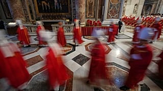 Cardeais após uma missa no quarto de nove dias de luto pelo falecido Papa Francisco, na Basílica de São Pedro no Vaticano, terça-feira, 29 de abril de 2025.
