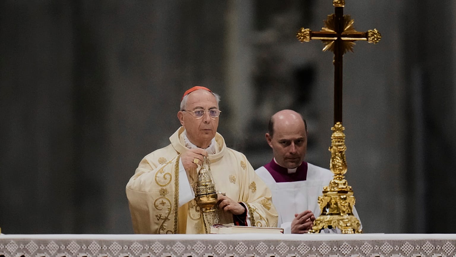 Kardynał Mamberti odprawia mszę św. na zakończenie żałoby po śmierci Franciszka
