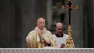 Kardynał Mamberti odprawia mszę św. na zakończenie żałoby po śmierci Franciszka