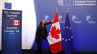 Les drapeaux européen et canadien lors d'un sommet en 2016