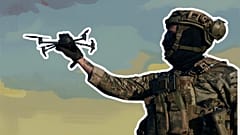Kollage Euronews: Ein ukrainischer Soldat mit einer Drohne.