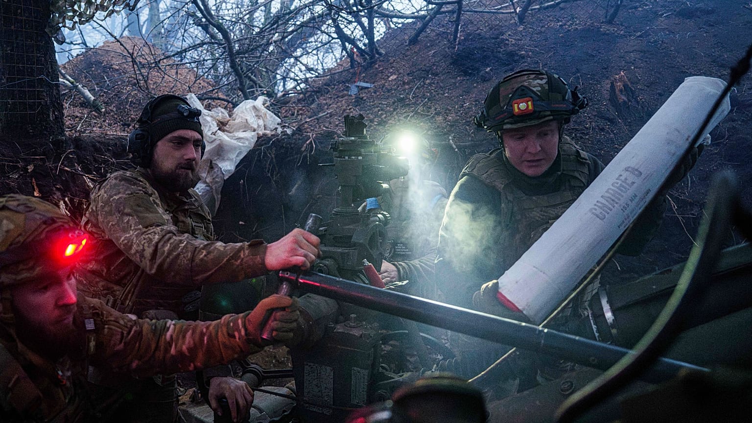 Ukrainische Soldaten laden Munition in eine Haubitze M777, bevor sie auf russische Stellungen in der Region Donezk schießen, 26. Januar 2025