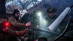 Ukrainische Soldaten laden Munition in eine Haubitze M777, bevor sie auf russische Stellungen in der Region Donezk schießen, 26. Januar 2025