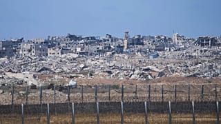 مبانٍ مدمرة في قطاع غزة تُرى من جنوب إسرائيل، الأحد 4 مايو / أيار 2025.