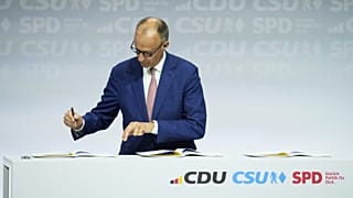 Friedrich Merz, a CDU vezetője aláírja a koalíciós szerződést az SPD-vel