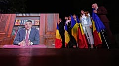 Кандидат в президенты Джордже Симион обращается к сторонникам после закрытия избирательных участков первого тура повторных президентских выборов, Бухарест, 4 мая 2025 г.
