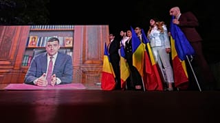 Кандидат в президенты Джордже Симион обращается к сторонникам после закрытия избирательных участков первого тура повторных президентских выборов, Бухарест, 4 мая 2025 г.