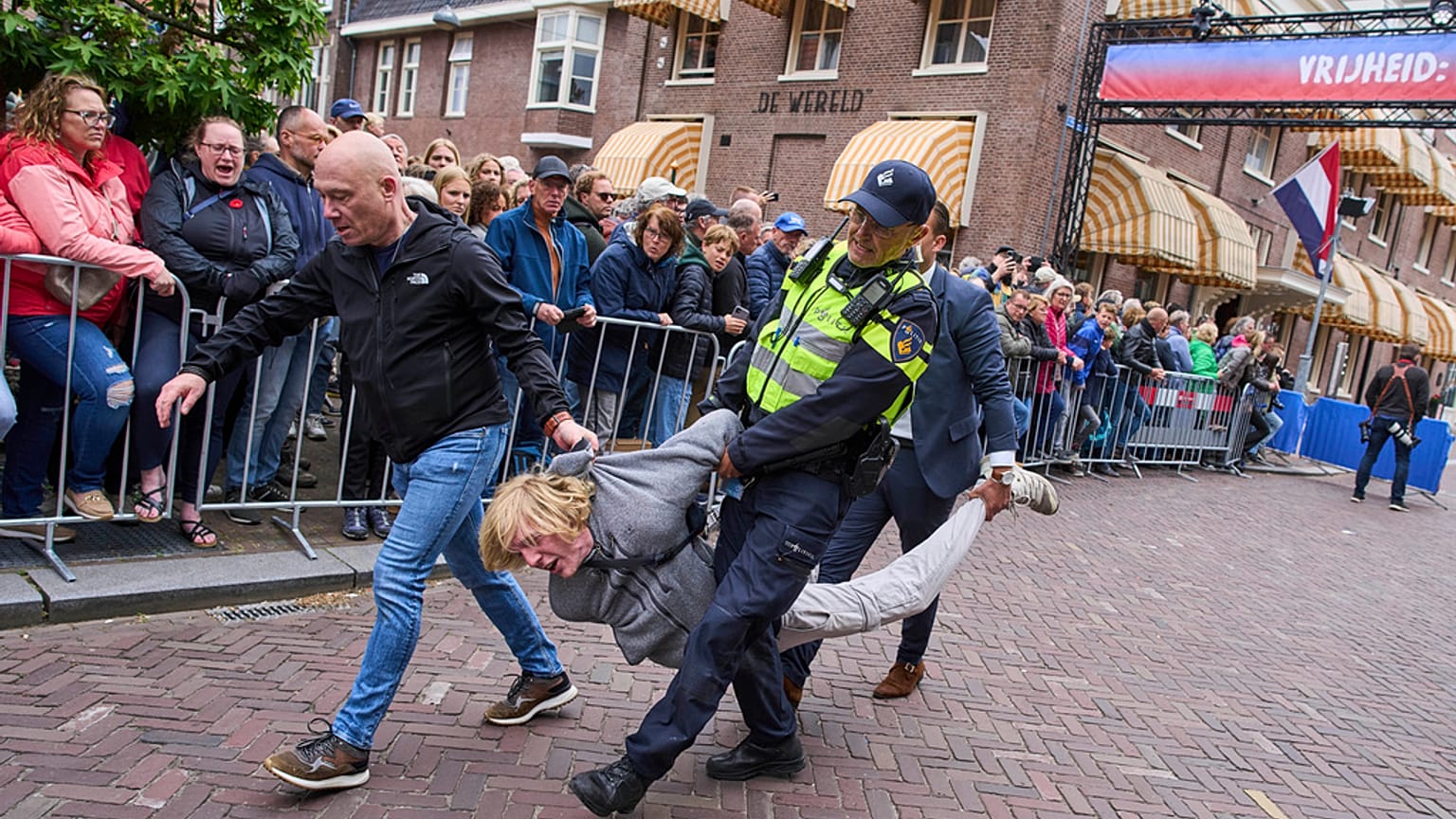 Policja aresztuje propalestyńskiego demonstranta w czasie obchodów Dnia Wyzwolenia w Wageningen w Holandii.