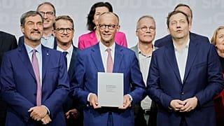 CSU-Chef Markus Söder, CDU-Chef Friedrich Merz und SPD-Chef Lars Klingbeil stehen nach der Unterzeichnung des Koalitionsvertrags am Montag, den 5. Mai 2025, in Berlin, Deutschland, zusammen.