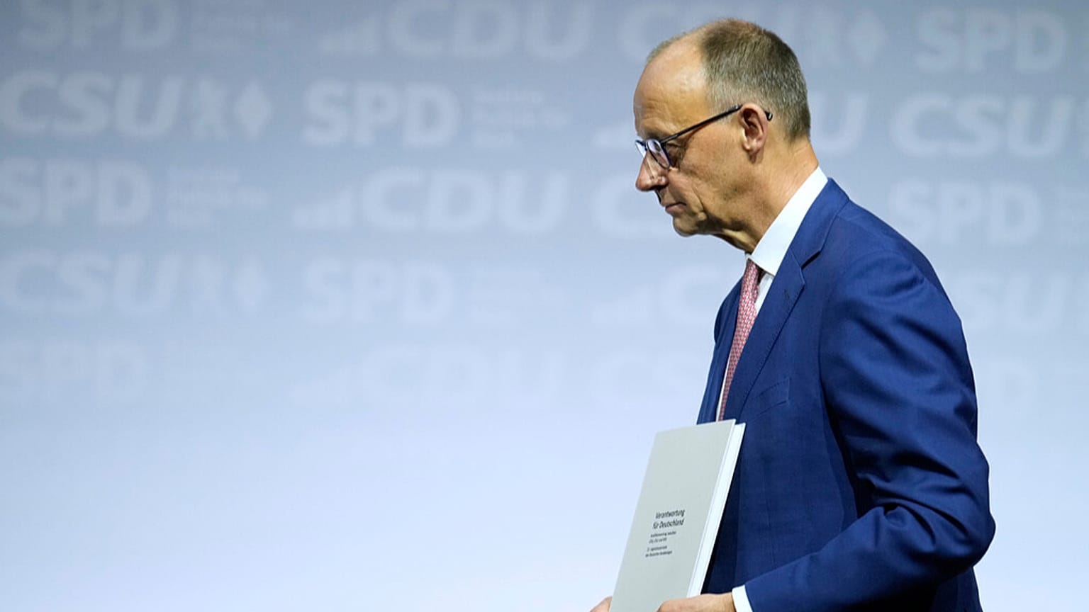Friedrich Merz, a CDU vezetője az aláírt koalíciós szerződéssel Berlinben