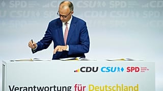 Il leader della CDU Friedrich Merz firma il trattato di coalizione a Berlino, Germania, 5 maggio 2025