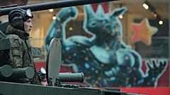 Russische Soldaten sitzen an einem Panzer, der die Twerskaja-Straße entlangfährt, um an einer Probe für die Militärparade zum Tag des Sieges in Moskau, Russland, teilzunehmen, am Dienstag, 29. April 2025