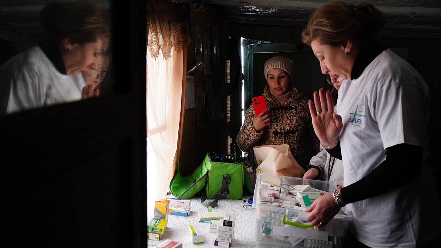 Dignitas Ukraine Freiwillige Ärztin. Yevhenia Mykolaivna Palkhovna kümmert sich um die Patienten in Biskvitne, Region Kharkiv, Ukraine, 20.02.2025.