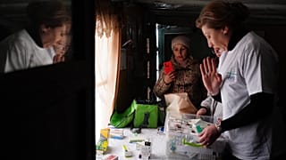 Médica voluntária da Dignitas Ukraine. Yevhenia Mykolaivna Palkhovna atende os doentes de Biskvitne, região de Kharkiv, Ucrânia, 20.02.2025.