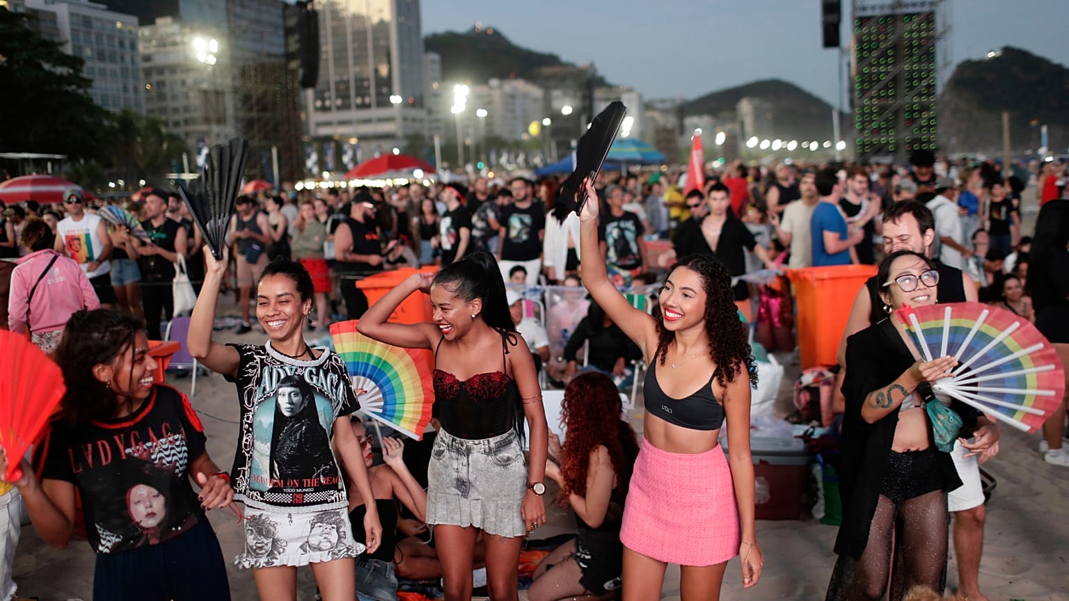 Los fanáticos vitorean mientras esperan el inicio del concierto gratuito de Lady Gaga en la playa de Copacabana en Río de Janeiro, el sábado 3 de mayo de 2025. 