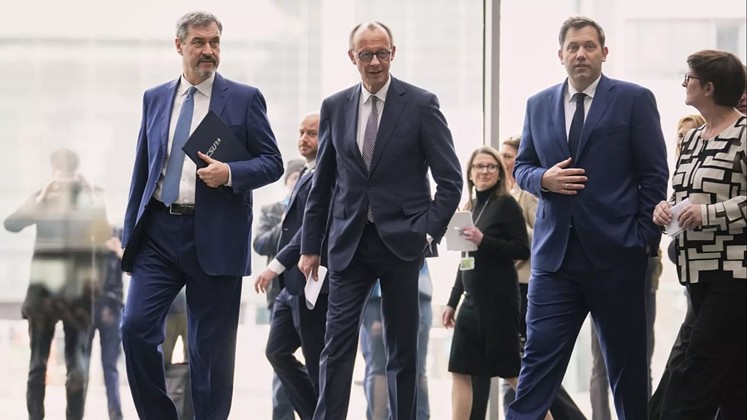 Von links: Bayerns Ministerpräsident Markus Söder (CSU), CDU-Vorsitzender Friedrich Merz und SPD-Chef Lars Klingbeil.