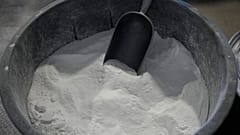 Datei: Ein Behälter mit Lithiumcarbonat in der Lithiumanlage der Albemarle Corp. in Silver Peak, Nevada, USA, am 6. Oktober 2022.