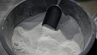 Datei: Ein Behälter mit Lithiumcarbonat in der Lithiumanlage der Albemarle Corp. in Silver Peak, Nevada, USA, am 6. Oktober 2022.