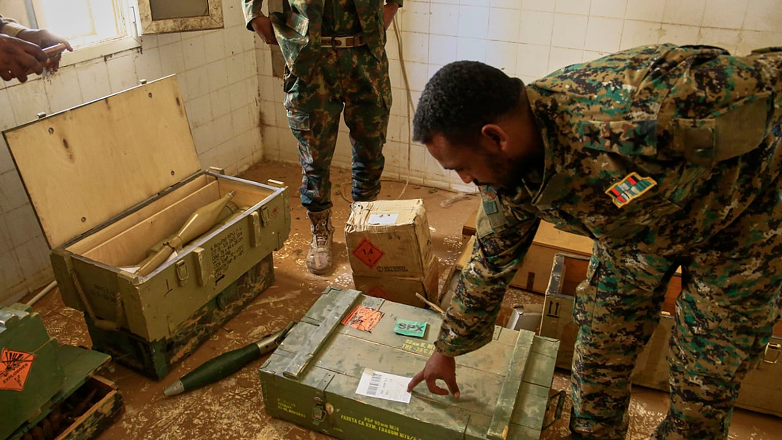 ضباط من الجيش السوداني يتفقدون موقع تخزين أسلحة تم اكتشافه مؤخرا تابع لقوات الدعم السريع شبه العسكرية في الخرطوم ، السودان ، السبت 3 مايو / أيار 2025.