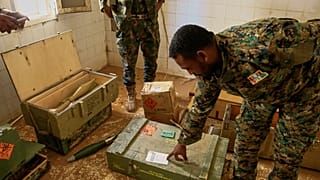 ضباط من الجيش السوداني يتفقدون موقع تخزين أسلحة تم اكتشافه مؤخرا تابع لقوات الدعم السريع شبه العسكرية في الخرطوم ، السودان ، السبت 3 مايو / أيار 2025.