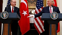 الرئيس الأمريكي دونالد ترامب وبجانبه الرئيس التركي رجب طيب أردوغان 2017