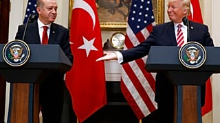 الرئيس الأمريكي دونالد ترامب وبجانبه الرئيس التركي رجب طيب أردوغان 2017