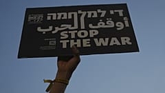 Menschen nehmen an einer Demonstration für die Beendigung des Krieges in Tel Aviv teil, 3. Mai, 2025