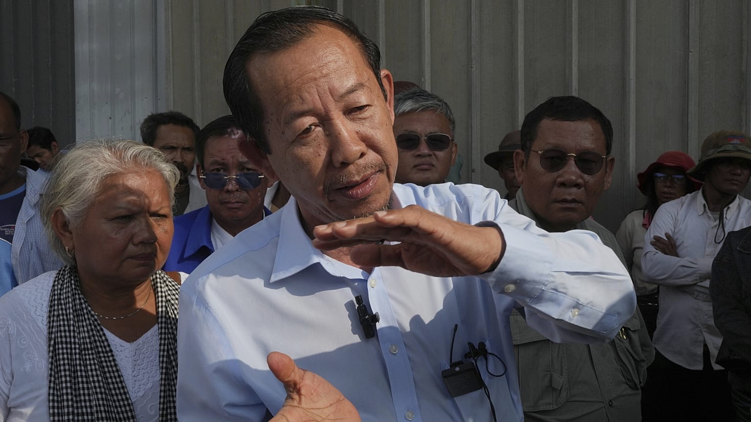 Kambodżański prominentny polityk opozycyjny Rong Chhun w pobliżu sądu miejskiego w Phnom Penh, 5 maja 2025 r.
