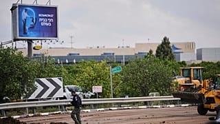 قوات الأمن الإسرائيلية تفحص موقع سقوط صاروخ حوثي قرب مطار بن غوريون، 4 مايو/ أيار 2025.
