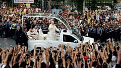 Papa Francis, konvoyu Manila'dan geçerken papa arabasından izleyicilere el sallıyor, 16 Ocak 2015