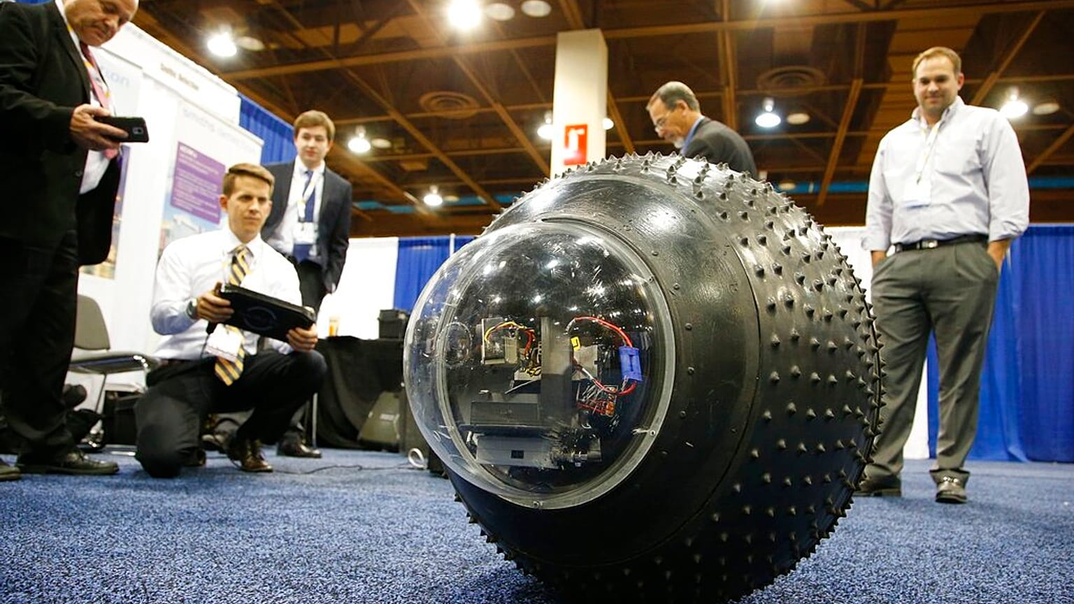 جهاز "غارد بوت" الخاص بشركة سميثس ديتكتشين على الأرض، وهو مزود بكاميرا عالية الدقة ومعدات لكشف المتفجرات